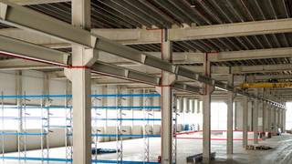 Zeer goed gelegen bedrijfsgebouw, langs de E34 richting Gent, bestaande uit 1.680 m² magazijnruimte in combinatie met moderne kantoren van 585 m²...