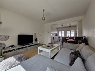 Dit ruime duplex-appartement bevindt zich op de eerste verdieping van een kleinschalige meergezinswoning, bestaande uit slechts twee appartementen. Dankzij de centrale ligging geniet U van een vlotte bereikbaarheid van winkels, openbaar vervoer en andere voorzieningen. Bovendien is er geen syndic aanwezig, waardoor er geen maandelijkse vaste kosten zijn voor het beheer en onderhoud van de gemeenschappelijke delen.<br /><br />Het appartement biedt een comfortabele en praktische indeling met twee volwaardige slaapkamers en twee badkamers. Hierdoor is het een uitstekende keuze voor zowel eigen bewoning als investering. Het appartement is momenteel verhuurd, wat het tevens interessant maakt voor investeerders die op zoek zijn naar een onmiddellijk rendement.<br /><br />Daarnaast bestaat de mogelijkheid om een buitenruimte te creëren, mits naleving van de geldende wetgeving inzake lichten en zichten en conform de algemene stedenbouwkundige verordeningsvoorschriften.<br /><br />Indeling<br /><br />1ste verd:<br />- Ruime leefruimte met gezellige zit- en eethoek,<br />- Open keuken voorzien van alle comfort,<br />- Badkamer met douche en toilet,<br /><br />2de verd:<br />- Eerste ruime slaapkamer,<br />- Tweede ruime slaapkamer met ingemaakte kasten, en-suite badkamer voorzien van ligbad, dubbele wastafel en douche,<br /><br />Bent U op zoek naar een ruim appartement zonder syndicuskosten, op een centrale locatie en met tal van mogelijkheden? Neem vandaag nog contact met ons op voor meer informatie of een bezoek ter plaatse.
