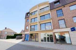 In het centrum Aalter vinden we dit instapklare tweeslaapkamer appartement op de derde verdieping. Gelegen op wandelafstand van het station en...