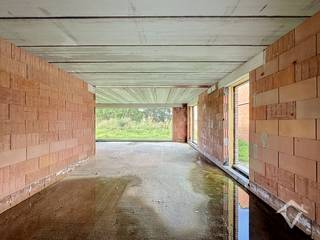 In de omgeving van de Mokkerkapel worden drie moderne BEN-woningen gerealiseerd op een aantrekkelijke locatie, op wandelafstand van scholen, winkels en openbaar vervoer. Bij de ontwikkeling staat optimaal wooncomfort, energiezuinigheid en een kwalitatieve uitvoering centraal.<br /><br />Indeling van de woning:<br />Via de inkomhal met gastentoilet komt u binnen in de lichtrijke leefruimte met open keuken in L-vorm. Dankzij de grote raampartijen geniet de woonkamer van veel natuurlijk licht en een mooi uitzicht op de tuin. Aansluitend aan de keuken bevindt zich de inpandige garage (22,17m²).<br /><br />Op de eerste verdieping bevinden zich de nachthal, drie volwaardige slaapkamers en een geïnstalleerde badkamer. Via een vaste trap bereikt u de ruime zolderverdieping, waar de mogelijkheid bestaat om twee bijkomende kamers te realiseren.<br /><br />Lot 5 beschikt bovendien over een inpandige garage en een regenwaterput van 7.500 liter. De woning wordt uitgerust met zonnepanelen, een ventilatiesysteem type D en een energiezuinige lucht-waterwarmtepomp.<br /><br />De woning kan wind- en waterdicht worden aangekocht. Ideaal voor wie de verdere afwerking volledig naar eigen smaak en budget wenst te bepalen.<br /><br />Een energiezuinige nieuwbouwwoning met ruimte, comfort én uitbreidingsmogelijkheden op een uitstekende locatie.<br /><br />Wenst u meer informatie of een bezoek ter plaatse? Contacteer ons gerust voor een vrijblijvende afspraak.