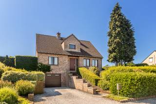 We betreden de woning in de inkomhal, waar we een eerste toilet vinden. Aan de linkerzijde van de hal bevindt zich een handige bureauruimte (9...