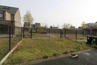 BEN (E-peil E30) nieuwbouwappartement (duplex) 6% BTW mogelijk
BEN (E-peil E30) nieuwbouwappartement mét zonnepanelen - 6% BTW is mogelijk!
Prachtig nieuwbouwproject gelegen in de dorpskern van Zoersel.Hierbij kan u alvast meer informatie vinden over de volgende panden:
Appartement 2: Dit zeer ruim duplex appartement (130m²) bestaat uit een ruime en lichte woonkamer, keuken, berging, 2 aparte toiletten, 3 slaapkamers, badkamer, ondergrondse garagebox met extra ruimte voor fietsen (deze garagebox is rechtstreeks te bereiken vanuit het appartement) en een zeer ruime tuin. De volledige afwerking van het appartement volgens het verkooplastenboek is inbegrepen in de prijs. Het appartement wordt volledig afgewerkt volgens uw eigen smaak. VP: € 437.350,- excl. kosten
Appartement 3: Dit zeer ruim appartement (146m²) bestaat uit een ruime en lichte woonkamer met open keuken, berging, 2 aparte toiletten, 4 slaapkamers, badkamer, ondergrondse garagebox met extra ruimte voor fietsen (deze garagebox is rechtstreeks te bereiken vanuit het appartement) en een ruime tuin. De volledige afwerking van het appartement volgens het verkooplastenboek is inbegrepen in de prijs. Het appartement wordt volledig afgewerkt volgens uw eigen smaak. VP: € 467.810,- excl. kosten
De plannen en het verkooplastenboek kunnen eenvoudig opgevraagd worden per mail via vastgoed@8c8.be
Graag meer informatie over dit project? Contacteer ons op 0472/98.33.10 of vastgoed@8c8.be