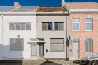 <strong>Welkom in de Beselarestraat 49 te Geluwe!</strong><br /><br />Deze <strong>gezellige en instapklare rijwoning </strong>is rustig en centraal gelegen in Geluwe, op korte afstand van het centrum, scholen en diverse sport- en ontspanningsmogelijkheden. Een ideale woning voor wie op zoek is naar <strong>comfort, ruimte en een aangename leefomgeving.</strong><br /><br />Via de inkomhal kom je terecht in de <strong>gezellige leef</strong>- <strong>en eetruimte</strong>. Aansluitend bevindt zich de keuken, die dankzij het zicht op het terras en de tuin een aangename verbinding vormt met de buitenruimte. Verder beschikt de woning over een <strong>badkamer en een apart toilet</strong>.<br /><br />Vanuit de keuken heb je rechtstreeks toegang tot de <strong>gezellige tuin met terras</strong>, een fijne plek om te ontspannen of gezellig samen te genieten. Achteraan de woning bevindt zich bovendien nog een <strong>praktische opslagruimte</strong>.<br /><br />Op de eerste verdieping bevinden zich <strong>3 slaapkamers</strong>, waaronder een ruime masterbedroom. Alle slaapkamers zijn voorzien van <strong>airconditioning.</strong><br /><br />Via de vaste trap bereik je de <strong>ruime zolderverdieping</strong>. Deze ruimte biedt heel wat mogelijkheden en kan perfect dienstdoen als <strong>extra bergruimte</strong>, <strong>hobbyruimte of toekomstige uitbreiding.<br /><br /><u>Alle troeven op een rijtje:</u><br />📍 Centrale ligging in Geluwe<br />🏡 Instapklare rijwoning<br />🛏️ 3 slaapkamers<br />📐 Ca. 170 m² bewoonbare oppervlakte<br />🌿 Tuin & terras<br />🚗 Parkeergelegenheid voor de deur<br />❄️ Airconditioning in de slaapkamers<br />💧 Recente waterverzachter<br />⚡ EPC-label C<br />☣️ Geen asbest</strong><br /><br />Interesse? Contacteer ons voor een bezoek!<br /><strong>Yorben </strong>+32 468 188 061 - yorben@dekeyser.immo<br /><strong>Simon </strong>+32 471 547 642 - simon@dekeyser.immo<br />
