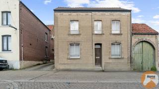 NIEUWE VOORWAARDEN!! <br /><br />RIEMST - Renovatieproject met veel mogelijkheden!<br /><br />In het rustige en landelijke Riemst, in het charmante gehucht Genoelselderen, bevindt zich deze unieke eigendom op een perceel van maar liefst 22 are. Dankzij de nabijheid van de autosnelweg geniet je van een vlotte bereikbaarheid, zonder dat je enige geluidshinder ondervindt.<br /><br />De eigendom omvat twee woningen met elk een afzonderlijk huisnummer, die achter en tegen elkaar liggen. Deze indeling biedt tal van mogelijkheden: bij een totaalrenovatie kan de bestaande structuur behouden blijven, terwijl bij een afbraak en heropbouw de realisatie van één ruime woning of twee appartementen boven elkaar mogelijk is.<br /><br />De voorste woning beschikt over een bewoonbare oppervlakte van 68 m² en bestaat uit een keuken, living, badkamer en een slaapkamer. De achterliggende, grotere woning biedt met haar 375 m² aanzienlijk meer ruimte en omvat op het gelijkvloers onder meer een leefruimte, keuken, eetkamer, wasplaats en diverse stallingen. Op de eerste verdieping bevinden zich vijf slaapkamers, een badkamer en een aparte douchecel. De tweede verdieping telt nog eens twee extra slaapkamers.<br />Beide woningen hebben een totaalrenovatie nodig, maar bieden veel potentieel naar bv kangoeroewonen, praktijkruimte,...<br /><br />Achter de woningen tref je nog diverse opslagplaatsen en bijkomende stallingen aan, wat het geheel bijzonder geschikt maakt voor wie op zoek is naar ruimte, potentieel en rust op een goed bereikbare locatie.<br /><br />Voor meer info of bezoek: 053/60.65.66<br /><br />Referentie EPC huisnummer 42: 20250720-0003650535-RES-1 / 567 kWh / (m² jaar) dd. 20/07/2025.