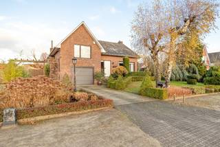 <p><strong>Ruime vrijstaande woning op 1.007 m² met 3 slaapkamers, inpandige garage en een zeer ruime, aangename tuin. EPC-label D (331 kWh/m²).</strong></p>
<p><strong>Ligging: </strong>Rustig gelegen in Zevendonk, aan de rand van Turnhout met een vlotte verbinding naar de E34, het centrum van Turnhout en Kasterlee.<strong><br /></strong></p>
<p><strong>Indeling: 0:</strong> Inkomhal, woonkamer/eetkamer, keuken, veranda, garage, wasplaats, toilet <strong>+1:</strong> nachthal, 2 slaapkamers, badkamer, <strong>+2:</strong> slaapkamer, bergzolder <strong>buiten:</strong> tuin met vijver.<strong></strong><strong></strong></p>
<p><strong>Omschrijving: </strong>Ontdek deze karaktervolle gezinswoning op een perceel van 1.007 m²! <br />Met een bewoonbare oppervlakte van 215 m², verdeeld over verschillende niveaus, biedt deze woning een aangename leefbeleving en tal van mogelijkheden. Via de inkomhal op tegelvloer bereikt u de warme, lichtrijke woon- en eetkamer op parket met sfeervolle gashaard. Aansluitend een praktische keuken met ontbijthoek, uitgerust met microgolf, oven, dubbele spoelbak, vaatwasser, ijskast en dampkap. De keuken loopt door in de veranda, waar u door de grote raampartijen een prachtig zicht hebt op de tuin. De inkomhal geeft toegang tot de ruime garage, die doorloopt naar de wasplaats en het apart toilet—een functionele indeling die uw dagelijks comfort echt verhoogt. <br />Verdieping met twee ruime slaapkamers en een badkamer met zitbad, wasmeubel en ingemaakt kastwerk. <br />Een vaste trap leidt naar de zolderverdieping met een derde slaapkamer en voldoende bergruimte. <br />De kruipkelder, die momenteel dienst doet als wijnkelder, biedt nog extra opslagmogelijkheid.</p>
<p>De tuin is één van de grootste troeven: een royale, groene buitenruimte met vijverpartij, bruggetjes en meerdere zonnige terrassen die volledige privacy bieden. Achteraan is ook nog een grote extra garage voorzien.</p>
<p><strong>Deze op te frissen woning biedt een unieke kans om volledig naar eigen smaak te moderniseren. De ideale gezinswoning voor wie op zoek is naar rust en ruimte in een aangename woonomgeving te Turnhout. Plan vandaag nog uw bezoek!</strong></p>
<p><strong>Vermeldingen inzake bijzondere infoplicht:</strong> omgevingsvergunning stedenbouwkundige handelingen uitgereikt, agrarisch gebied, geen rechterlijke herstelmaatregel of bestuurlijke maatregel opgelegd of opname in het maatregelenregister, geen voorkooprecht ruimtelijke ordening, geen omgevingsvergunning voor verkavelen van gronden, geen watergevoelig openruimtegebied</p>
<p><strong> </strong></p>