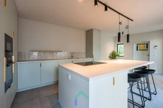 Algemeen<br />Een woning die meteen goed aanvoelt, dat is precies wat je ervaart bij deze verzorgde halfopen bebouwing in het charmante Aarsele. De woning werd in 2025 volledig verbouwd, waarbij hedendaags wooncomfort en kwalitatieve afwerking centraal stonden. Achter de karaktervolle gevel, waar originele deuren met sierlijke mozaïeken details nog een vleugje authenticiteit meegeven, schuilt een eigentijdse gezinswoning waar comfort en hedendaags woonplezier centraal staan. Bovendien woon je hier in een rustige omgeving met het dorpsleven binnen handbereik, terwijl Tielt en de omliggende gemeenten vlot bereikbaar zijn. Ook het station van Aarsele bevindt zich op korte afstand en zorgt voor een extra troef voor wie zich graag met het openbaar vervoer verplaatst.<br /><br />Indeling<br />De inkomhal vormt een verzorgde eerste kennismaking met deze woning en leidt naar de bijzonder aangename leefruimte. Hier trekken de grote raampartijen meteen de aandacht: ze brengen overvloedig daglicht naar binnen en creëren tegelijk een mooie verbinding met het groen buiten. De ruime leefkeuken is voorzien van alle nodige toestellen. De mooie tegelvloer en vloerverwarming zorgen op het gelijkvloers voor een comfortabele basis. Op de verdiepingen bevinden zich maar liefst vier volwaardige slaapkamers. Een absolute blikvanger is de royale zolderkamer van circa 30 m², een veelzijdige ruimte die je volledig naar eigen wensen kunt invullen. Ook de badkamer werd ingericht met oog voor comfort en een tijdloze uitstraling.<br /><br />Varia<br />Naast haar uitstraling overtuigt deze woning ook op technisch vlak. Dankzij ventilatiesysteem D, domotica, videofoon en een energiezuinige installatie geniet je van modern wooncomfort. De regenwaterput van 1.500 liter vormt een bijkomende praktische troef. Ook buiten is het aangenaam vertoeven: de tuin biedt een fijne plek om te ontspannen, terwijl de ruime garage en extra bergruimte zorgen voor een bijzonder handige opslagmogelijkheid.<br /><br />Dankzij de volledige verbouwing in 2025, de aangename lichtinval, de kwalitatieve materialen en de doordachte indeling geniet je hier van een bijzonder instapklare woning. Plan snel een bezoek met Loucka.<br /><br />📞 0469 44 27 57<br />📧 Loucka@gentill.be