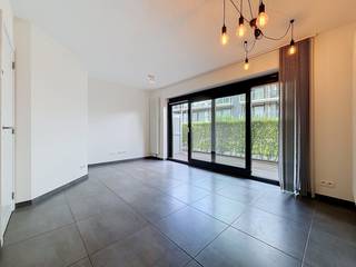 Dit instapklare gelijkvloerse appartement bevindt zich in een recente residentie op een centrale, maar rustige ligging aan de waterlijn in Nieuwpoort-Stad. U geniet hier van een aangename woonomgeving net buiten de drukte van het stadscentrum, terwijl winkels, horeca en andere voorzieningen zich op wandelafstand bevinden.<br />De indeling omvat een inkomhal met apart toilet en een berging met aansluitingen, een lichtrijke woonkamer met keuken en rechtstreekse toegang tot het ruime, zonnige terras. Verder beschikt het appartement over een badkamer met inloopdouche en enkele wastafel, evenals twee slaapkamers die beide directe toegang bieden tot het zongerichte terras.<br />Een private kelderberging in het ondergrondse complex is inbegrepen in de prijs. Daarnaast bestaat de mogelijkheid om een garagebox aan te kopen in het ondergrondse complex op niveau -1.<br />Het gebouw beschikt over een gemeenschappelijke fietsenberging aanwezig.<br />De combinatie van rust, bereikbaarheid en een aangename woonomgeving maakt deze locatie bijzonder aantrekkelijk. Hierdoor is dit appartement ideaal als vaste woonst, tweede verblijf of als interessante investering.