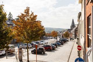 Aangenaam appartement te koop in Geraardsbergen met veel lichtinval.<br /><br />Het appartement heeft een living, aanbouwkeuken, apart toilet, badkamer met lavabo en bad (met douchescherm), wasmachine kan in de badkamer gezet worden. Verder zijn er 2 ruime slaapkamers, waarvan 1 met een terras en ingebouwde kast. <br />Lift beschikbaar.<br /><br />Vooraan is ook een aangenaam terras met mooi en weids zicht.<br /><br />Vloerverwarming op elektriciteit.<br />Elektriciteit is conform.<br />EPC D (geen renovatieverplichting)<br /><br />Berging in kelder is inbegrepen in de prijs.<br /><br />Er is ook een overdekte staanplaats bij het appartement te koop: €15.000<br /><br />Beschikbaar bij akte.<br /><br />Interesse? Bel Isabelle: 0498/10.69.56 of mail: Isabelle@cornelis-goeman.be