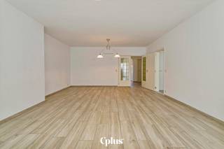 Prima gelegen appartement met zicht op het Citadelpark en op wandelafstand van het Sint-Pietersstation. Vlot te bereiken met de wagen...