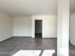 <p><span>SINT-NIKLAAS</span><span> - Vous recherchez un appartement neuf spacieux, lumineux et bien situé ? Prenez vite rendez-vous pour venir visiter ce charmant appartement.</span></p><p><span>Il est situé au 2e étage d'un immeuble récent équipé d'un ascenseur.</span></p><p><span> </span></p><p><span>Voici quelques-uns de ses atouts :</span></p><p><span>- Appartement BEN : équipé d'une ventilation de type D et du chauffage au sol. Il est donc économe en énergie !</span></p><p><span>- Comprend un débarras supplémentaire au rez-de-chaussée (6 m²)</span></p><p><span>- Terrasse exposée sud</span></p><p><span>- Situation centrale à proximité de la gare</span></p><p><span>- Place de parking et local à vélos à l'arrière de l'immeuble</span></p><p><span> </span></p><p><span>La disposition est la suivante :</span></p><p><span>Très spacieux espace de vie avec cuisine ouverte (équipée d'un four, d'un lave-vaisselle, d'une plaque à induction, d'une hotte aspirante et d'un réfrigérateur), grande terrasse orientée sud, hall d'entrée avec placard, toilettes invités, </span></p><p><span>une salle de bains spacieuse avec meuble-lavabo et douche à l'italienne, une chambre spacieuse.</span></p><p><span> </span></p><p><span>Il y a un grand débarras supplémentaire au rez-de-chaussée, une place de parking ouverte et un local à vélos commun.</span></p><p><span> </span></p><p><span>Cela vous intéresse ? N’hésitez pas à nous contacter rapidement pour organiser une visite !</span></p><p><span> </span></p><p><span>Disponible</span><span>immédiatement </span></p><p><span>Loyer</span><span>: 800 euros + 70 euros de charges communes </span></p><p><span>Indice E</span><span>: 29</span></p>
