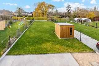 In een rustige, doodlopende straat in het geliefde Dilbeek bevindt zich deze quasi nieuwbouw ééngezinswoning (bouwjaar 2023). Deze...