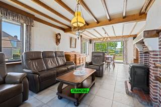 Welkom in de Doornstraat 51 te Torhout!<br /><br />Deze karaktervolle open bebouwing met drie bijzonder ruime slaapkamers biedt een perfecte combinatie van ruimte, comfort en privacy.<br /><br />Bij het betreden van de woning komt u in een verzorgde inkomhal met apart gastentoilet. Van daaruit bereikt u de lichtrijke en royale leefruimte, ingedeeld in een gezellige zithoek en een aangename eetplaats. Aansluitend bevindt zich de functionele keuken, die directe toegang biedt tot de zonnige tuin. Op het gelijkvloers vindt u bovendien een volwaardige slaapkamer en badkamer, ideaal voor wie toekomstgericht en comfortabel wil wonen.<br /><br />Op de eerste verdieping bevinden zich nog twee uitzonderlijk ruime slaapkamers van elk circa 23 m², evenals een extra apart toilet.<br /><br />De zuidgerichte tuin vormt een echte troef en biedt een oase van rust en privacy, met een overvloed aan natuurlijk licht in de woning als extra pluspunt. Daarnaast beschikt het pand over een ruime tuinberging en een inpandige garage wat zorgt voor extra opslagruimte en praktische parkeermogelijkheden.<br /><br />Bent u opzoek naar een open bebouwing met tal van potentieel? Neem dan snel contact op voor een bezoek ter plaatse!<br /><br />Elk prijsvoorstel hoger, lager of gelijk aan deze prijs zal worden voorgelegd aan de eigenaar(s).<br /><br />