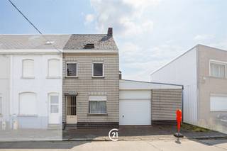 Halfopen woning met garage, tuin en verrassend veel potentieel!Op zoek naar een woning die je volledig naar je eigen smaak kunt vormgeven? Deze halfopen woning in Roosdaal biedt een mooie combinatie van ruimte, een ruime garage, veranda, tuin en vooral heel wat mogelijkheden voor wie graag zelf de handen uit de mouwen steekt. De woning beschikt momenteel over 3 slaapkamers en circa 161 m² bewoonbare oppervlakte. De huidige inrichting biedt de ideale gelegenheid om de woning stap voor stap te moderniseren en aan te passen aan je eigen woonwensen. Achteraan bevindt zich een veranda die aansluit op de tuin, waar je een gezellige buitenruimte kunt creëren om in alle rust van het buitenleven te genieten. De aangebouwde garage is een mooie extra troef en biedt niet alleen plaats voor de wagen, maar kan eveneens gebruikt worden als praktische berging of werkruimte. Ook boven beschikt de woning over interessant potentieel. Naast de bestaande slaapkamers is er een zolder die nog verder ingericht kan worden, bijvoorbeeld als extra slaapkamer, bureau, hobbyruimte of speelkamer. Daarnaast zijn er mogelijkheden om de woning verder uit te breiden, onder meer boven de garage. Hiervoor dienen uiteraard vooraf de nodige plannen te worden opgemaakt en moet een eventuele uitbreiding steeds worden voorgelegd aan de bevoegde dienst Stedenbouw en vergund worden. De woning bevindt zich in een landelijke en residentiële omgeving en combineert rustig wonen met een goede bereikbaarheid. Een bushalte bevindt zich op ongeveer 100 meter en verschillende dagelijkse voorzieningen zoals winkels, scholen, kinderopvang, horeca en sportfaciliteiten zijn in de omgeving aanwezig. Deze woning is dan ook bijzonder interessant voor handige kopers, jonge gezinnen of mensen die graag hun eigen woonproject realiseren. Hier koop je geen woning die al volledig volgens de smaak van iemand anders werd afgewerkt, maar krijg je juist de vrijheid om zelf keuzes te maken en het geheel naar eigen stijl en behoeften in te richten. Een woning met garage, tuin, ruimte én uitbreidingsmogelijkheden, waar je met wat creativiteit en handige handen een bijzonder mooie thuis van kunt maken.