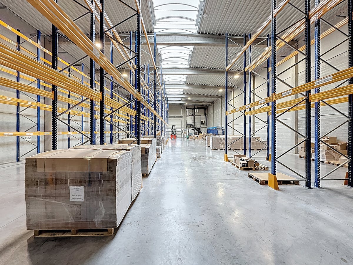Magazijn (684 m²) met kantoor (156 m²) te huur in Kruisem - foto 2