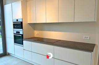 Dit modern en lichtrijk nieuwbouwappartement in een kleinschalige residentie is gelegen op een uitstekende ligging nabij Brugge en de invalswegen. Het appartement is als volgt ingedeeld: inkom met gastentoilet en berging (voorzien van een waterverzachter), ruime lichtrijke leefruimte met open ingerichte keuken voorzien van inductie kookplaat, vaatwasser, koelkast, diepvries, combi oven-microgolf en een oven, 2 slaapkamers, badkamer met dubbel lavabo meubel en inloopdouche, ruim zonnig terras achteraan, extra ruime garagebox met plaats voor 2 wagens. Het appartement is voorzien van lichtarmaturen en gordijnen. Er zijn Zonnepanelen aanwezig. Er is een gemeenschappelijke tuin voor de bewoners van de residentie achteraan het gebouw. Gemeenschappelijks kosten: € 80/maand. EPB in opmaak. Beschikbaar voor een termijn van 3 jaar. Plan eenvoudig een bezoekmoment via onze website: www.delbecque.immo.