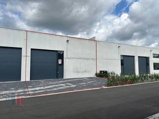 Nieuwbouw KMO-unit met een oppervlakte van 358 m² en 3 privatieve parkeerplaatsen te koop op een terrein van 460 m² langs de Olekenbosstraat, op...