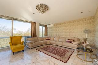 <p>Op een absolute toplocatie aan de gegeerde Quinten Matsijslei vinden we dit uitzonderlijk ruim appartement met 3 slaapkamers. Wie hier woont, geniet dagelijks van een prachtig, rustgevend zicht over het Stadspark, een groene long in het hart van de stad. Dankzij de unieke ligging op een hoek beschikt de riante leefruimte op een stijlvolle tegelvloer over een zee aan natuurlijk licht. De grote raampartijen (met zonnescreens) aan beide zijden halen het buitenleven als het ware naar binnen en versterken het gevoel van ruimte.</p><p>Bij het betreden van het appartement passeren we de degelijke veiligheidsdeur, waarna de inkomhal toegang biedt tot een praktisch gastentoilet. De keuken is volledig ingericht, voorzien van kwalitatieve toestellen en biedt het comfort van koken op gas. Een absolute troef is de aanwezigheid van airconditioning in zowel de leefruimte als in de grootste slaapkamer, wat ook tijdens warme zomerdagen een optimaal binnenklimaat garandeert.</p><p>Via de nachthal, die is afgewerkt met een prachtige, warme parketvloer, bereiken we de drie ruime slaapkamers. De oppervlaktes zijn royaal te noemen: 14 m², 18 m² en een indrukwekkende master bedroom van 24 m². Deze laatste is bovendien eenvoudig opdeelbaar, mocht er nood zijn aan een extra kamer of een apart bureau. Achteraan bevindt zich een terras dat momenteel is dichtgemaakt met ramen, waardoor het het hele jaar door als extra wintertuin of hobbyruimte kan dienen.</p><p>Het appartement beschikt over twee badkamers. De eerste is uitgerust met een moderne inloopdouche. De tweede badkamer is een toonbeeld van luxe, voorzien van een tweede toilet, een elegant lavabomeubel en een zeer ruime inloopdouche met Italiaans design.</p><p>Tot slot beschikt dit eigendom over een dubbele parkeerplaats (cascade) in de kelderverdieping, die bij aan te kopen is voor € 25.000. Een zeldzame luxe op deze centrale locatie. Kortom: een instapklaar geheel dat ruimte, licht en comfort combineert op een van de mooiste locaties van Antwerpen.</p>