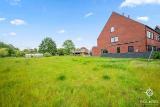 Uw droomwoning begint bij de juiste bouwgrond, de perfecte basis om uw woonideeën werkelijkheid te laten worden. Dit prachtig Zuidgericht perceel van 6a 30ca combineert een uitstekende ligging met interessante bouwmogelijkheden in een rustige en residentiële omgeving. Dankzij de perfecte oriëntatie geniet u hier de hele dag van natuurlijk licht en een zonnige tuin, ideaal voor wie comfortabel en stijlvol wil wonen.<br /><br />Met een mogelijke gevelbreedte van 9 meter biedt dit perceel alle ruimte om een ruime HOB bebouwing te realiseren, volledig afgestemd op uw woonwensen. Zowel een moderne woning met plat dak als een tijdloze architectuur met hellend dak van 45° zijn toegelaten. De maximale bouwdiepte bedraagt 15 meter op het gelijkvloers en 12 meter op de verdieping, waardoor u een bijzonder aangename woonoppervlakte kan creëren. Daarnaast is ook een bijgebouw toegelaten tot 25 m³, perfect als tuinberging, hobbyruimte of extra opslag.<br /><br />De combinatie van de rustige ligging, de gunstige bouwvoorschriften en de vlotte bereikbaarheid maakt van dit perceel een unieke opportuniteit voor wie op zoek is naar kwaliteit en wooncomfort in het hart van Boortmeerbeek.