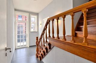 <p><span>DISCOVERY DAY || zaterdag 10 oktober ||<br />Kom deze woning vrijblijvend bezoeken tussen 11u en 12u.</span></p><p><span> </span></p><p><span>STEVIGE BURGERWONING MET DEGELIJKE AFWERKING</span></p><p><span> </span></p><p><span>In deze straat tussen Kortrijk en Bissegem zetten burgerwoning de toon, typische gevels zorgen er voor charme en authenticiteit.<br />Achter deze gevel schuilt opmerkelijk veel woonruimte, degelijk verbouwd met oog voor detail, licht en gezelligheid.</span></p><p><span> </span></p><p><span>De inkom heet ons hartelijk welkom, de stijlvolle houten trap is er de blikvanger en verbindt het geheel.<br />Achterliggend zet de leefruimte groots in met eethoek en zithoek die nauw contact houden met de tuin. <br />De keuken houdt zich wat apart er is een degelijke inrichting en ruimte voor een gezellige eethoek met opnieuw zalig tuincontact.</span></p><p><span> </span></p><p><span>Aansluitend is een handige berging en een praktische bureau of hobbyruimte.</span></p><p><span> </span></p><p><span>Het eerste verdiep voorziet in 3 mooie kamers, opnieuw opmerkelijk ruim met veel licht. Er is een degelijke badkamer met bad en douche.<br />Hogerop komt het tweede verdiep aanzetten met nog eens 2 slaapkamers en een badkamer.<br /><br />Ook buiten zit de sfeer goed, terras en gazon kregen mooie afmetingen mee, genieten en spelen gaan er hand in hand.<br />Achteraan is een groot tuinhuis en uitweg met degelijke carport voor 2 wagens. </span></p><p><span> </span></p><p><span>Het geheel is ideaal voor een groot gezin.<br />Er zijn 3 toiletten, een handige kelder- en zolderberging.</span></p><p><span> </span></p><p><span>De woning kreeg een grondige energetische upgrade, met degelijke isolatie, extra isolerende beglazing en een ruim aantal zonnepanelen. Dit resulteert in een gunstig EPC-label B, een mooie troef voor wie energiezuinig wil wonen.</span></p><p><span> </span></p><p><span>SCHITTERENDE GEVEL<br />GROTE CARPORT MET UITWEG<br />ENERGIEZUINIG<br />ELEKTRICITEIT GEKEURD<br />GEEN ASBEST</span></p>