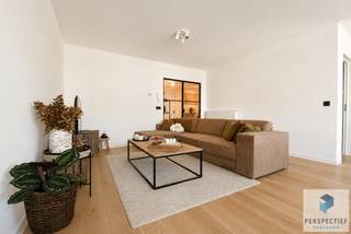 Mooi afgewerkt energiezuinig  (A LABEL)  appartement met 3 slaapkamers,  grote leefruimte's (opp 128m²) en een uniek uitzicht op de Markt van Oedelem.<br />Het appartement is ingedeeld als volgt: ruime inkomhal met vestiaire en afzonderlijk toilet. Lichtrijke grote woonkamer met open zicht op de Markt, bestaande uit zit- en eetplaats en een open keuken met keukeneiland. Naast de keuken is er een berging met wasvoorziening. Vooraan is er één grote slaapkamer met eveneens zicht op de Markt en achteraan zijn er nog twee grote slaapkamers ,die uitgeven op het terras achteraan het gebouw. De moderne badkamer is voorzien van een dubbele wastafel, inloopdouche en ligbad. <br /><br />Centrale verwarming op aardgas, zonnepanelen en sterke akoestische en thermische isolatie. Bovendien zijn de appartementen uitgerust met een ventilatiesysteem met natuurlijke toevoer en mechanische afvoer. <br /><br />Disclaimer: Sommige foto's (slaapkamers) werden digitaal gestyled met AI. De getoonde meubels zijn niet aanwezig in de woning en dienen enkel als visualisatie.<br /><br /><u><strong>Informatie:</strong></u><br /><strong>- EPC  67 kWh/m² - UC:2448466 (A LABEL) </strong><br />- 2 zonnepanelen<br />- Ventilatiesysteem<br />- GROOT terras achteraan en een balkon vooraan<br /><br />Contacteer PERSPECTIEF VASTGOED – 7 op 7 bereikbaar – voor meer informatie of een bezoek.<br />Bel  050/550.750 of mail naar info@perspectiefvastgoed.be.