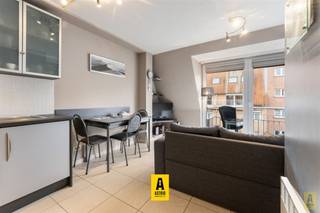 Gemeubeld en perfect onderhouden appartement, centraal gelegen in de wandel-winkelstraat vlak aan het strand. Directe toegang tot het strand via voetgangerstunnel. Tramhalte vlakbij. Kleine residentie met lift. Duplex op 3de en dakverdieping. Indeling: woonkamer met open ingerichte keukenhoek, balkon aan zuidwestzijde, trap naar duplexverdieping, twee volwaardige slaapkamers, badkamer met douche en lavabo, toilet. Epc C-label. Elektriciteit is conform! Topper!