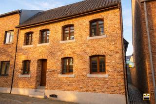 Historisch karakter en modern wooncomfort in het hart van Borgloon In het charmante historische centrum van Borgloon bevindt zich deze unieke en...