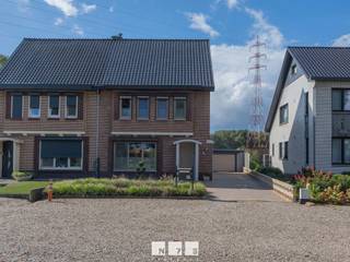 <span><strong>GOED ONDERHOUDEN WONING MET VERANDA, GARAGE EN TUINHUIS OP EEN PERCEEL VAN 5A43CA TE MAASEIK (WURFELD) <br /><br />TROEVEN<br /></strong>- Gelegen in een rustige woonomgeving. <br />- Nabij het centrum van Maaseik. Alle belangrijke voorzieningen in de buurt! <br />- EPC-D: geen renovatieverplichting! <br />- Ruime veranda met zicht op de tuin. <br />- Airco in 1 slaapkamer. <br />- Rolluiken.<br />- Vrijstaande garage. <br />- Overdekt terras met zicht op de tuin. <br />- Aangelegde voortuin en achtertuin. <br /><strong><br />KELDERVERDIEPING (-01) <br /></strong>- Traphal (1,90m x 4,20m = 7,98m²): trap naar het gelijkvloers, betonvloer.<br />- Kelder (4,00m x 4,20m = 16,80m²): Cv-installatie stookolie, betonvloer. <strong><br /></strong><strong><br />GELIJKVLOERS 00<br /></strong>- Inkomhal (4,20m x 1,95m = 8,19m²): trap naar verdieping 1, tegelvloer. <br />- Woonkamer (L-vorm) ((4,00m x 8,70m) + (2,30m x 3,50m) = 42,85m²): pelletkachel, deur naar de kelder, natuurlijk lichtinval door raampartijen, tegelvloer. </span><br /><span>- Keuken (4,00m x 3,00m = 12,00m²): ingerichte keukenwand met onderkasten, bovenkasten, vaatwasser, spoelbak, inductiekookplaat, dampkap, oven, koelkast, tegelvloer. </span><br /><span>- Toilet (1,35m x 1,20m = 1,62m²): zittoilet, spoelbakje, tegelvloer. </span><br /><span>- Veranda ((2,90m x 5,50m) + (1,80m x 1,25m) = 10,65m²): schuifraam naar tuin en terras, veel natuurlijk lichtinval, tegelvloer.</span><br /><br /><span><strong>VERDIEPING</strong> <strong>+01</strong></span><br /><span>- Overloop (3,00m x 1,80m = 5,40m²): trap naar het gelijkvloers, luik naar de zolder, laminaat. <br />- Badkamer (3,25m x 2,40m = 7,80m²): ingericht badmeubel met enkele lavabo, onderkasten, spiegel, kolomkasten; ligbad, douchecabine, ventilatie, wandbetegeling, pvc-vloer. <br />- Slaapkamer 1 (3,95m x 3,90m = 15,41m²): inbouwkasten, laminaat. <br />- Slaapkamer 2 (3,50m x 4,50m = 15,75m²): airco, laminaat.<br />- Wasplaats/toilet (1,80m x 1,80m = 3,24m²): aansluiting wasmachine/droogkast, zittoilet, wandbetegeling, steentapijt. <br /><br /><strong>VERDIEPING</strong> <strong>+02 ( bereikbaar via luik) </strong><br />- Zolderruimte (8,30m x 6,00m = 49,80m²) : nog verder in te richten. </span><br /><br /><span><strong>EXTERIEUR<br /></strong></span>- Aangelegde voortuin. <br />- Metalen toegangspoort naar oprijlaan. <br /><span>- Beklinkerde oprit naar de garage. <br />- Garage (4,50m x 6,00m = 27,00m²): automatische sectionale poort, klinkers. <strong><br /></strong>- Overdekt terras (4,70m x 2,50m = 11,75m²): regenwaterput, klinkers. <br />- Volledig aangelegde en omheinde achtertuin. <br />- Tuinhuis & zitruimte (3,00m x 5,50m = 16,50m²). <br /><span><br /></span><br />Bekijkt u deze advertentie via een aanverwante vastgoedsite, surf dan zeker naar onze website <strong>www.N78vastgoed.be</strong> voor een uitgebreide beschrijving en foto's. <strong>Meer info: +32 (0)89 86 18 88 of info@N78vastgoed.be.</strong></span>