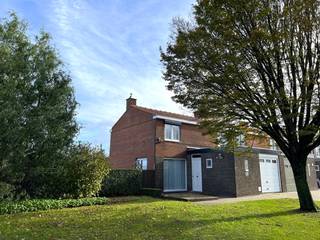 omvattende een inkomhal met vestiaire en apart toilet, gezellige living, volledig ingerichte ruime moderne keuken, veranda, grote garage,...