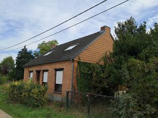 Te renoveren of af te breken woning voor nieuwbouw, op een perceel met bijna 60 m straatbreedte en 1 ha weiland en bos. Omgeven door natuurgebied en weilanden.<br />Bouwzone gelegen in woongebied met landelijk karakter, dus veel mogelijkheden om een zeer uitgebreide ééngezinswoning met aanhorigheden te bouwen.<br />Mogelijke bouwbreedte : 2/3 van perceel. Totale perceeloppervlakte 10.948 m².<br />Bijgebouw van 75m² + carport is mogelijk, en schuilhokken voor dieren.<br /><br />Extra aan te kopen : weiland aan de overkant van de straat, 3080m² (30.000 euro)<br /><br />Wettelijke informatie: woongebied met landelijk karakter en agrarisch gebied, geen lopende gerechtelijke en bestuurlijke maatregelen, geen voorkooprecht, geen verkavelingsvergunning, niet vergund (gebouwd voor 1962); <br />P-score A, G-score A (geen overstromingsgevaar); <br />EPC-certificaat 20260910-0003951702-RES-1, 1229 kWh/², F-label.