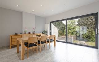 <p>Renovated home with five bedrooms, garden and garage in Dilbeek</p><p>This spacious family home was fully renovated on the inside between 2017 and 2025 and offers today a high level of living comfort with a characterful atmosphere. Technical installations (heating, hot water, sanitaries and more), kitchen, bathroom and finishes were all thoroughly updated, making the home completely move-in ready today.</p><p>From the entrance hall, you enter the bright living area with fully equipped open kitchen. This large, very open living space provides ample room for a sizeable lounge and dining area. A few steps from the living area lead directly to the pleasant garden.</p><p>On the first floor, two very spacious bedrooms, a storage room and a first bathroom with bathtub, shower and double vanity unit. The second floor houses the three remaining bedrooms, one of which features a charming mezzanine that can serve as a sleeping nook or extra storage space. A recently fitted shower room completes this floor.</p><p>The technical room, storage cellars and an integrated garage are located just below street level and provide easy access to the garden.</p><p>The garden is pleasant, with a lawn, and allows you to enjoy the outdoor space.<br />A prime asset: the quiet yet central location between the city and the Pajottenland, within walking distance of several primary and secondary schools.</p><p>EPC 346 kWh/m²year label D <br />Electrical installation compliant with AREI.</p>