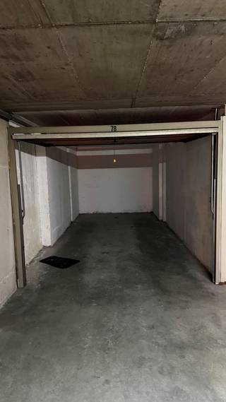 RUIME GARAGEBOX KONINGSTRAAT OOSTENDE<br />Gelegen in de Residentie Ocean bieden wij een ruime garagebox in een gesloten gebouw.
<ul>
	<li>afmetingen diepte 5.6m</li>
	<li> breedte 3m</li>
	<li> h: 1.85</li>
</ul>