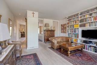 Het appartement is gelegen in het hartje van Kapellen, op de tweede verdieping in residentie De Pauw, met uniek uitzicht over de omgeving. Via de gemeenschappelijke inkomhal met trap of lift bereiken we het appartement 131m². Het appartement beschikt over een inkomhal met vestiaire, een aparte bergruimte met o.a. aansluitingen voor wasmachine en droogkast. In de woon- en eetkamer geniet van extra veel lichtinval door de vele raampartijen. Aangrenzend de zithoek is er een riant terras waar het aangenaam vertoeven is en waarbij je volledig tot rust komt. De open keuken situeert zich op een centrale locatie in het appartement dewelke is uitgerust met hedendaags comfort en voldoende opbergkasten. Verder treffen we een nachthal met gastentoilet en er zijn 2 slaapkamers waarvan 1 kamer uitgeeft op tot terras. De badkamer is voorzien van een ligbad, een douche, dubbele lavabo met meubel. Er zijn diverse maatkasten in het appartement aanwezig. In de ondergrondse verdieping is er een privatieve kelderberging en op het gelijkvloers achteraan is er een privatieve garagebox aanwezig.