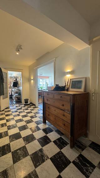 Gelegen op een absolute toplocatie, pal aan de Kouter in het hart van Gent, biedt Affinimmo dit ruim 2-slaapkamerappartement te huur aan.Het...