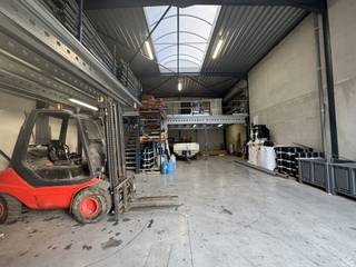 Ruime loods van 163 m² met uitstekende voorzieningen te huur - gelegen in de PathoekewegDeze functionele loods van 163 m² biedt een ideale ruimte...