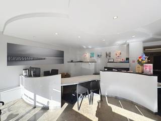 Ontdek deze interessante opportuniteit voor de huur van een veelzijdig handelspand met potentieel voor kantoorruimte, gelegen op een steenworp afstand van het bruisende commerciële hart van Blankenberge. Dankzij de gunstige ligging geniet dit pand van een vlotte bereikbaarheid en een goede visibiliteit.De ruimte is praktisch ingedeeld en beschikt over alle basiscomfort:Een aanwezige sanitaire voorziening biedt het nodige gemak.Twee bijkomende (vergader)zalen bieden flexibiliteit voor diverse doeleinden, zoals besprekingen, workshops of individuele werkplekken.Een functioneel keukentje is aanwezig, ideaal voor het bereiden van een snelle lunch. Aansluitend is er een gezellig koertje, een aangename buitenruimte voor ontspanning.De brede glazen vitrine biedt een uitstekende mogelijkheid om uw activiteiten of producten in de kijker te zetten en de aandacht van passanten te trekken.Het pand wordt verwarmd door een energiezuinige gasinstallatie, wat zorgt voor een comfortabele werkomgeving tijdens de koudere maanden.Er zijn individuele tellers voor water, elektriciteit en gas.De onroerende voorheffing is ten laste van de huurder.Er wordt een huurwaarborg van 3 maanden gevraagd.Bent u op zoek naar een goed gelegen en functionele ruimte voor uw handelsactiviteiten of kantoor? Aarzel niet om contact op te nemen voor meer informatie of een bezichtiging ter plaatse. Dit pand biedt een uitstekende basis voor uw onderneming in Blankenberge!