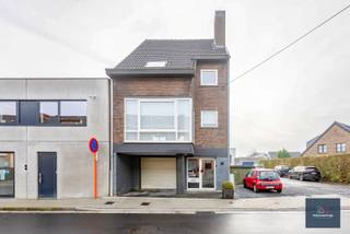 Deze eigendom werd gebouwd in het jaar 1973 op een perceel van 206m². De woning is voldoende ruim en heeft een bewoonbare oppervlakte van 177m². <br /><br />De woning heeft een lichte en ruime woonkamer op het verdiep en een moderne keuken met alle toestellen met zicht op de tuin. Op de bovenverdieping (2de verdiep) zijn er 3 slaapkamers en een badkamer met bad, lavabo en oilet wat zorgt voor voldoende privacy voor iedereen in het gezin. <br /><br />Beneden, op het gelijkvloers is er de heel ruime garage voor 2 wagens en is er extra bergruimte. Tevens ook het gastentoilet. De woning is voorzien van een lift wat voor sommige mensen zeer praktisch kan zijn. <br /><br />Daarnaast beschikt de woning over een mooie tuin en een terras, waar je heerlijk kunt genieten van de buitenlucht en de zon. De ligging van de woning is nabij tal van op en afritten. <br /><br />Kortom, deze woning in Gent is de perfecte plek voor wie op zoek is naar een ruime, comfortabele en gezellige plek om te wonen.<br /><br />Interesse in deze eigendom? Schrijf u in op het bezoekmoment.