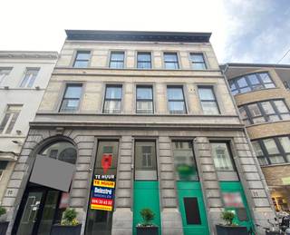 Uniek commercieel gebouw, gelegen in de gekende Kapellestraat te Oostende. Dit betreft een commerciële ruimte in een voormalig...