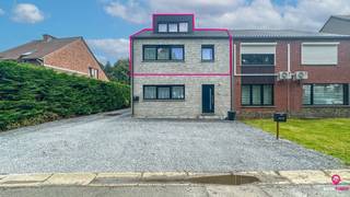 <p>Bij ImmoFusion 7/7 “open huis” : klik op onze 3D-TOUR.<br />Ervaar vastgoed alsof je er zelf doorloopt!<br /><br />Bent u op zoek naar een ruim en modern appartement in het centrum van Heusden? Zoek niet verder! Dit nieuw gebouwde duplex appartement, gelegen op de eerste verdieping, biedt alles wat u nodig heeft voor comfortabel en stijlvol wonen.<br /><br />Dit appartement van 114m² bestaat uit twee slaapkamers, een volledig ingerichte keuken en badkamer, een lichte living, een handige berging, een groot terras, en een autostandplaats. Gebouwd in 2022, voldoet dit appartement aan alle vereisten van modern comfort en is dan ook volledig instapklaar. U hoeft alleen maar uw koffers uit te pakken en u bent klaar om te genieten van uw nieuwe woning.<br /><br />Dit duplex appartement is de ideale investering voor wie op zoek is naar een eigen stek of wie wil starten met een eigen opbrengsteigendom. De centrale ligging in Heusden zorgt ervoor dat u dicht bij winkels, scholen en openbaar vervoer bent, wat de waarde en aantrekkelijkheid van dit appartement alleen maar vergroot.<br /><br />Mis deze kans niet om te investeren in een prachtig appartement dat alles biedt wat u nodig heeft voor comfortabel en zorgeloos wonen. Neem vandaag nog contact met ons op voor meer informatie of om een bezichtiging te plannen!<br /><br /><br />Pluspunten : <br />- geen syndicus kosten.<br />- Kleinschalig appartementsblok,<br />- Ruim terras<br />- Centrum gelegen<br />- Goede verbinding E313/E314.<br /><br />Maatregelen opgenomen in het Maatregelenregister: nee<br /><br />Voor een bezichtiging ter plaatse of meer info, bel ons op 078/78.78.70, of kom gewoon binnen op ons kantoor, steeds welkom!</p>