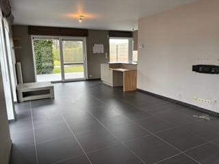 Goed onderhouden woning met oa 4 slaapkamers, een dubbele carport en een grote tuin. De woning is zeer gunstig, doch rustig gelegen op...