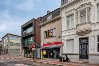 Op zoek naar een eigendom waar wonen en werken perfect gecombineerd kunnen worden?<br />Dit handelspand met ruime woonst bevindt zich in het centrum van Zwijndrecht en biedt heel wat mogelijkheden voor zelfstandigen, ondernemers of investeerders.<br />De centrale ligging is alvast een grote troef. <br /><br /><strong>Indeling:</strong><br />Op het gelijkvloers bevindt zich een handelsruimte van 38 m², die verschillende mogelijkheden biedt voor diverse commerciële activiteiten.<br />Verder is er een praktische berging en een afzonderlijke ruimte met toilet en aansluitingen voor wasmachine en droogkast.<br /><br />Achteraan bevindt zich de recent vernieuwde en lichtrijke keuken. Dankzij de twee lichtkoepels geniet deze ruimte van een aangename natuurlijke lichtinval.<br />Op de eerste verdieping bevindt zich één ruime slaapkamer.<br />De tweede verdieping omvat een tweede slaapkamer en de recent gerenoveerde badkamer, voorzien van een inloopdouche, toilet en lavabomeubel met dubbele wastafel.<br />Op de derde verdieping bevindt zich nog een ruime zolderkamer, die momenteel ingericht is als derde slaapkamer.<br /><br /><strong>Extra troeven:</strong>
<ul>
	<li>Handelsruimte van 38 m²</li>
	<li>Drie slaapkamers</li>
	<li>Recent vernieuwde keuken en badkamer</li>
	<li>Elektrische installatie conform</li>
	<li>Centrale ligging in Zwijndrecht</li>
	<li>Vlotte verbinding met E17 en E34</li>
</ul>
Bron bewoonbare oppervlakte: EPC-certificaat.<br /><br />Een veelzijdig eigendom met een combinatie van commerciële ruimte en een ruime woning, gelegen op een centrale en goed bereikbare locatie.<br />Interesse? Contacteer ons voor meer informatie of een bezoek ter plaatse. <br />Ben je ook van plan jouw eigendom te verkopen? Maak een afspraak voor een gratis schatting, wij maken er samen een succesverhaal van.