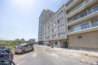 Appartement en rez-de-chaussée, situé au calme près de la digue de mer et à proximité d'un centre commercial. Il comprend : un hall d'entrée, un séjour, une cuisine semi-ouverte, une salle de bains avec douche, une toilette séparée, une chambre et une cave privative. L'appartement est vendu meublé.