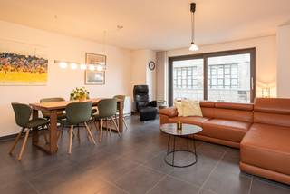 Ontdek deze instapklare duplex op de 2de en 3de verdieping, ideaal gelegen in het hart van Oostende, op wandelafstand van winkels, restaurants...