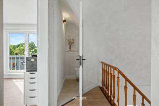 BEZOEKMOMENT 3 augustus van 16:30u - 18:30u. Plan snel uw bezoek!<br /><br />Bent u op zoek naar een eigendom waar comfortabel wonen en praktisch werken perfect samengaan? Dan zal deze instapklare woning u meteen weten te overtuigen. De woning werd dit jaar zorgvuldig vernieuwd en biedt alle hedendaagse comfort, gecombineerd met een ruim magazijn dat tal van mogelijkheden biedt voor zelfstandigen, opslag of een hobbyruimte.<br /><br />Binnen geniet u van een lichtrijke leefruimte, een volledig uitgeruste keuken en een prachtige, moderne badkamer die met kwaliteitsvolle materialen werd afgewerkt. Er zijn in deze woning drie volwaardige slaapkamers, ideaal voor een gezin of wie graag over een extra bureau- of hobbykamer beschikt. De 2 toiletten op het gelijkvloers en verdiep zijn een extra troef.<br /><br />Ook technisch zit deze woning helemaal goed. Zo werd het dak vernieuwd, beschikt de woning over een gunstig EPC en is ze bovendien asbestveilig, waardoor u zorgeloos kunt verhuizen.<br /><br />Buiten vormt de fraai aangelegde tuin een heerlijke plek om tot rust te komen en te genieten van het groen. Dankzij de dubbele oprit is er ruim voldoende parkeergelegenheid, terwijl het achterliggende magazijn van 100m2 met hoge poorten een absolute meerwaarde vormt. Deze ruimte is perfect toegankelijk voor bestelwagens of grotere voertuigen en leent zich uitstekend voor professionele activiteiten, opslag of een atelier.<br /><br />Kortom, een eigendom die ruimte, comfort en functionaliteit op een unieke manier combineert. Een ideale opportuniteit voor wie op zoek is naar een instapklare woning mét extra mogelijkheden voor werk of hobby, op één en dezelfde locatie.