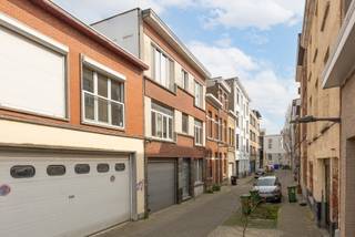 Ligging
Dit appartement is gelegen in de Erasmusstraat 18 te Borgerhout (2140), in een rustige en aangename straat met een vlotte verbinding naar Antwerpen-centrum. De buurt combineert een residentiële sfeer met de nabijheid van winkels, openbaar vervoer en belangrijke invalswegen, wat zorgt voor een praktische en comfortabele woonomgeving.
Indeling
Het appartement beschikt over twee volwaardige slaapkamers, een ruime leefruimte en een volledig geïnstalleerde keuken. Verder is er een grote badkamer met toilet aanwezig, aangevuld met een extra apart gastentoilet voor extra comfort. Een bijzondere meerwaarde is het aansluitende magazijn met ruime doorgang, geschikt voor meerdere wagens. Dit magazijn kan mee aangekocht worden voor €50.000 en biedt tal van mogelijkheden voor stockage, hobby of professioneel gebruik. Daarnaast beschikt het gebouw over een kelder met privatieve bergingen.
Troeven
Interessant als opbrengsteigendom
Twee slaapkamers
Ruime leefruimte
Volledig ingerichte keuken
Magazijn met doorgang voor meerdere wagens
Privatieve kelderberging
Gelegen in een rustige straat
Asbestvrij
Geen renovatieverplichting