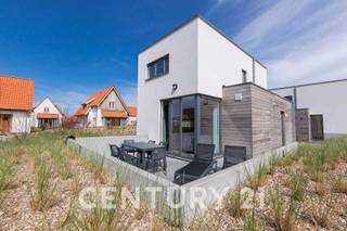 <p><span>Met een bijzondere architectuur en de landscape van duinen en water biedt kan je in deze vakantiewoning optimaal genieten van een oase van rust in een prachtige, natuurlijke omgeving. Het bevindt zich op 200 meter van het strand en de zee, nabij een splinternieuw zwembad én sportcomplex. Op zoek naar een tweede verblijf aan zee, of een prima investering? Contacteer ons alvast voor meer info én met plezier maken we een afspraak om dit samen eens ter plaatste te ontdekken. Alle gepubliceerde prijzen zijn excl. kosten én BTW.</span></p>