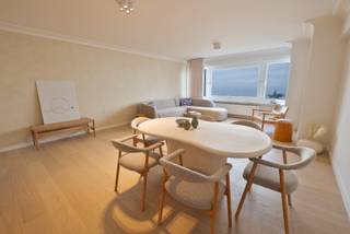 Dit volledig gerenoveerde appartement van 92 m² geniet een topligging op wandelafstand van het Silt en combineert verfijnd wooncomfort met hoogwaardige materialen en uitstekende energieprestaties (EPC-label A).<br /><br />De royale, lichtrijke leefruimte is afgewerkt met volwaardig parket en straalt warmte en elegantie uit. Aansluitend bevindt zich de volledig vernieuwde designkeuken, uitgerust met kwalitatieve materialen en moderne toestellen – een perfecte harmonie tussen esthetiek en functionaliteit.<br /><br />De stijlvolle badkamer beschikt over een ruime inloopdouche en wordt aangevuld met een apart gastentoilet. Twee praktische bergingen zorgen voor bijkomend comfort en optimale opbergruimte.<br /><br />Beide volwaardige slaapkamers geven uit op het zonnige terras, waar u in alle rust en privacy kan genieten.<br /><br />Ook de residentie werd grondig gemoderniseerd: de stijgleidingen werden vernieuwd en de achtergevel werd recent gerenoveerd.<br /><br />Het appartement wordt ongemeubeld verkocht. De aanwezige meubelen kunnen desgewenst afzonderlijk worden overgenomen.<br />Mogelijkheid tot aankoop van een garage in de onmiddellijke nabijheid (onder het Epernayplein).