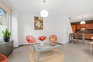 Deze instapklare woning ligt in de Stropwijk in Gent, een buurt die bekendstaat om haar vlotte bereikbaarheid en het brede aanbod aan winkels. Het openbaar vervoer brengt u moeiteloos van en naar het centrum, al geraakt u er net zo gemakkelijk te voet of met de fiets. De mix van gezinnen, jonge koppels en studenten zorgt voor een levendige omgeving zonder dat het onrustig wordt.<br /><br />Op het gelijkvloers beschikt u over een lichtrijke leefruimte met eetplaats en open keuken, ideaal voor wie graag alles bij de hand heeft. Aansluitend bevindt zich de badkamer met wastafel, douchecabine en toilet. Op de eerste verdieping vindt u twee ruime slaapkamers.<br /><br />De hoekligging zorgt voor een mooie lichtinval en een aangename ruimtelijkheid. Dit is een zorgeloze woning voor starters, jonge gezinnen of koppels die een praktische en sfeervolle thuis in de stad zoeken. U woont in een rustige straat met goede verbindingen naar het centrum en alle voorzieningen op wandelafstand. Wilt u de woning graag bezichtigen, contacteer dan Brent via brent@immofrancois.be om een bezoekmoment op de bezoekdag vast te leggen.<br /><br />