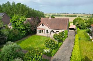 Deze charmante gezinswoning bevindt zich op een prachtig perceel van ca. 1.528 m² en geniet van een uitzonderlijke ligging in het hart van de Vlaamse Ardennen. De woning ligt in een groene omgeving, op korte afstand van het centrum van Zwalm en vlak bij de Zwalmvallei.<br /><br />Bij het binnenkomen komt u in een inkomhal met gastentoilet en vestiaire. De leefruimte met veel natuurlijke lichtinval en gezellige houtkachel sluit aan op de volledig geïnstalleerde keuken en geeft uit op het terras met open zicht op de tuin en de achterliggende velden. Verder bevindt zich op het gelijkvloers een volwaardige slaapkamer met badkamer en een aparte bureauruimte.<br /><br />Op de eerste verdieping bevinden zich nog twee volwaardige slaapkamers, een hobbyruimte en een apart toilet met lavabo. <br /><br />Buiten geniet u in de volledig aangelegde en omheinde tuin van optimale privacy en een uitstekende zonoriëntatie. De ruime oprit biedt plaats voor meerdere wagens en geeft toegang tot de inpandige garage, de kelder en twee carports. Verder beschikt de tuin nog over een serre, een tuinhuis en een praktisch bijgebouw. <br /><br />De woning beschikt over een EPC-label D, waardoor er geen renovatieverplichting van toepassing is. Het is een ideale keuze voor wie op zoek is naar een ruime woning die naar eigen smaak kan worden opgefrist in een rustige, landelijke omgeving. <br /><br />EPC D / CV op stookolie met houtkachel / EK niet conform / niet-asbestveilig <br /><br /><strong>Benieuwd naar deze woning met groene en rustige ligging in Zwalm? Een vrijblijvende afspraak kan via bo@landbergh.be of 09 225 25 24.</strong>