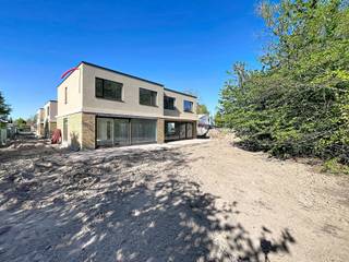 <strong>Hier leeft u in alle rust, omgeven door groen en toch dicht bij alles wat telt.<br /></strong><br /><strong>LIGGING<br /></strong><br />In een rustige doodlopende straat, nabij de Markt en het gezellige centrum van Wetteren, verrijst een exclusief nieuwbouwproject met slechts 6 woningen in een hedendaags moderne architectuur.<br /><br />Goede verbindingen met de E40 en Brusselsesteenweg brengen u snel naar Gent of Brussel. Daarnaast bevinden winkels, scholen, openbaar vervoer, wandel- en fietsroutes zich allemaal op een steenworp. <br /><br /><strong>(MOBISCORE: 8,3/10)<br /></strong><br /><strong>INDELING<br /></strong><br />U komt binnen via de inkomhal met vestiaire, een berging, een gastentoilet en toegang tot de leefruimte. <br />Geniet van een lichtrijke leefruimte met open keuken voorzien van kookeiland en ontbijtcorner. <br />Het ruime terras en de tuin vormen het verlengstuk van uw woonkamer, wat de uitzonderlijke woonbeleving bevordert. <br />Hier kan u met vrienden of familie genieten van onvergetelijke momenten die er écht toe doen!<br /><br />Op het verdiep vindt u 3 slaapkamers, een apart toilet, een extra berging en een badkamer. Deze is voorzien van ligbad, douche en een dubbele wastafel.<br /><br />De woning biedt een uitstekende energieprestatie dankzij vloerverwarming via warmtepomp, zonnepanelen en een ventilatiesysteem D.<br /><br /><strong>EXTRA TROEF</strong><br /><br />Deze halfopen bebouwing beschikt over 2 private autostaanplaatsen die inbegrepen zijn in de prijs! <br /><br /><strong>Kies voor modern, energiezuinig en zorgeloos wonen in Wetteren en contacteer Kevin: 0476 66 55 50<br /></strong><br />
<div><span>(Oppervlakten geraamd, sommige foto’s zijn van een referentieproject of zijn renders)</span></div>