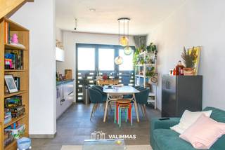 VALIMMAS verhuurt dit centraal gelegen duplex-appartement in een recent, eigentijds en standingvol gebouw... Het appartement omvat een inkomhal,...